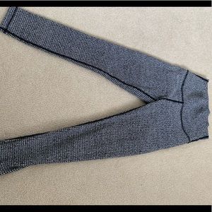 Lululemon Size 4 Wunder Under 25”